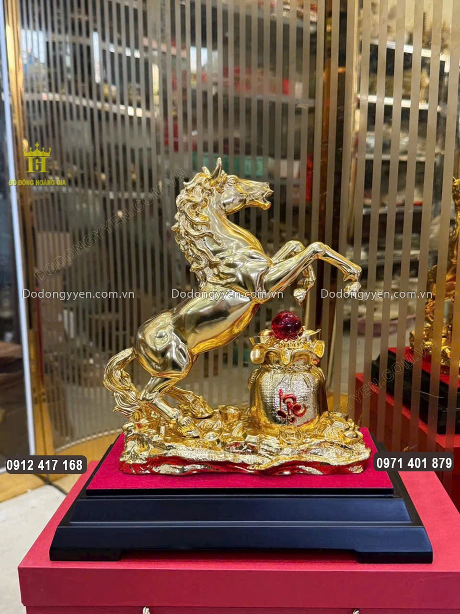 Chữ T&agrave;i Lộc được chạm khắc nổi sắc n&eacute;t ở hai b&ecirc;n mặt t&uacute;i